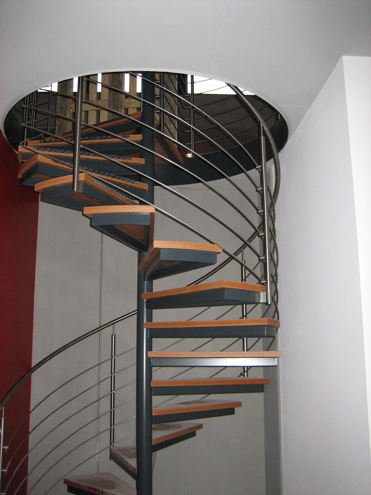Treppen · T1 — Wendeltreppe mit Holzstufen und Metallgeländer